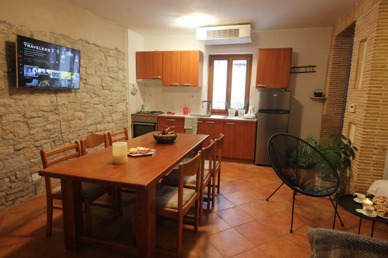 Apartment Parenzana, Little Row House With Big Green Yard In Central Istria Rakotule Eksteriør bilde